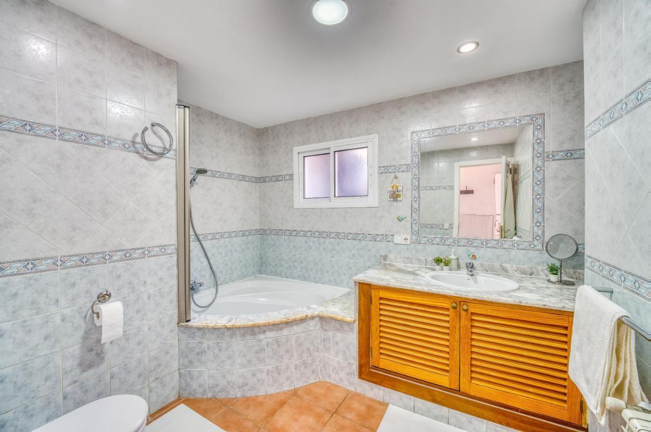 Fantastic Tucan, Pool Barbecue Ground Floor Holiday home *
